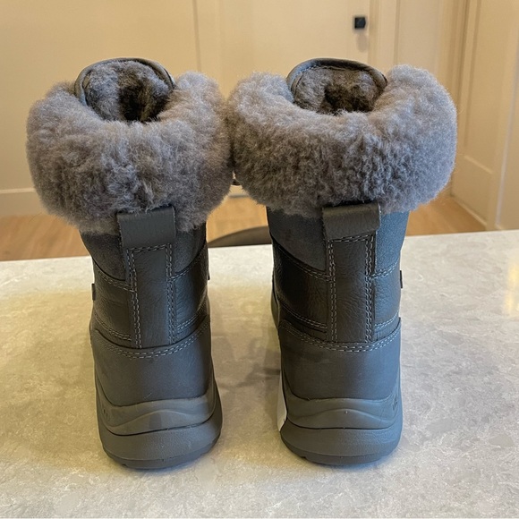 UGG Women's Adirondack III Boot in Gray Size 6 - Picture 6 of 9